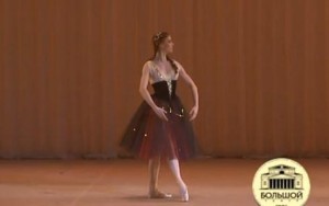 Танец, видео онлайн, классический танец, опорная нога, работающая нога, упражнение первого класса, балет, постановка корпуса, талант танца, техника танца, школа танцев