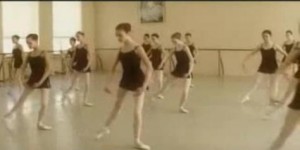 Танец, видео онлайн, классический танец, опорная нога, работающая нога, упражнение первого класса, балет, постановка корпуса, талант танца, техника танца, школа танцев